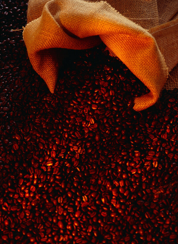 一堆褐色咖啡豆中的麻袋图片