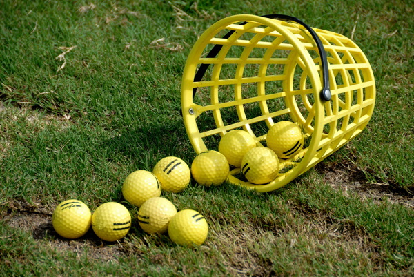 黄色高尔夫球图片