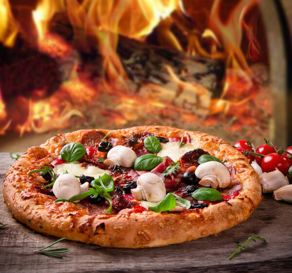 美味的披萨和火炉图片