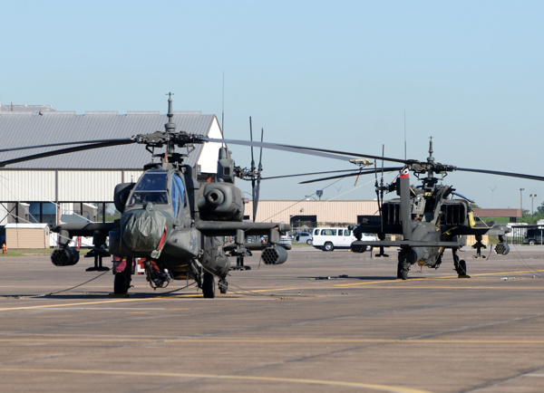 机场上的军用直升飞机图片