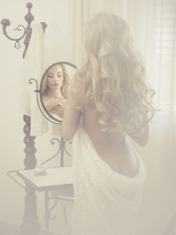 照镜子的性感美女图片
