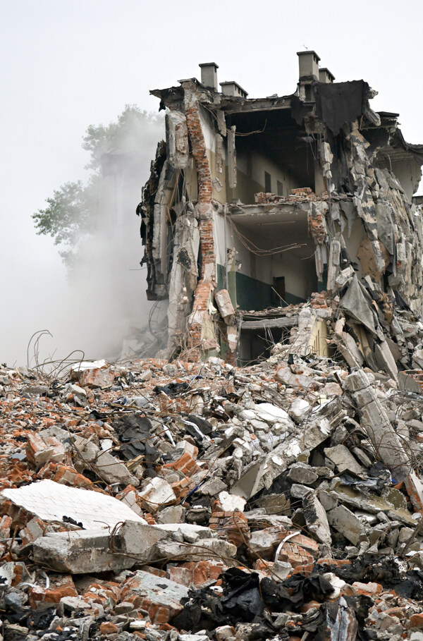 地震灾难后的房子图片