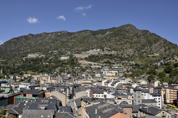 山與城市建筑景色圖片