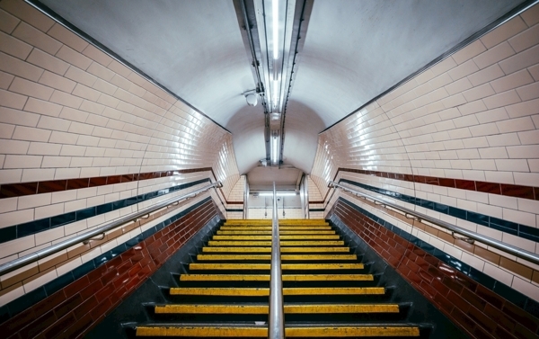 地铁楼梯通道对称摄影