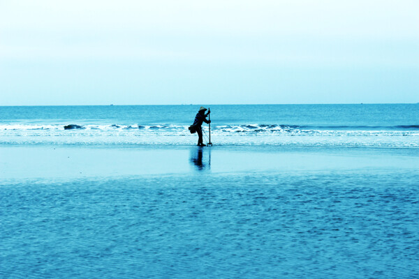 北海银滩挖贝壳的渔民图片