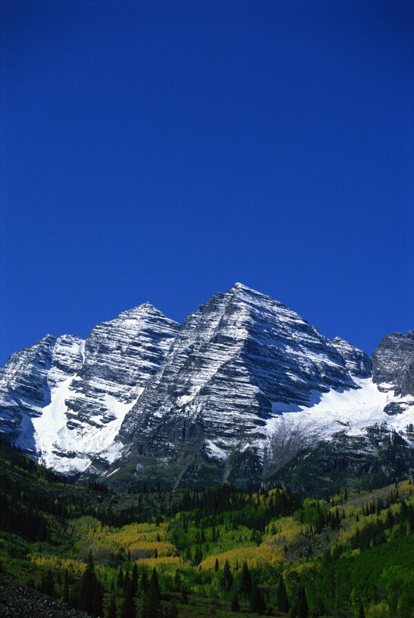 蓝天下的雪山山峰图片