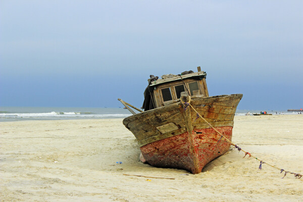 北海银滩搁浅的渔船图片