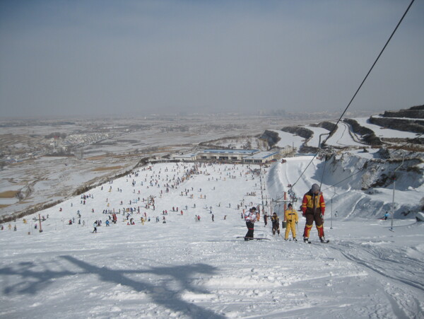俯视兴隆山滑雪场图片