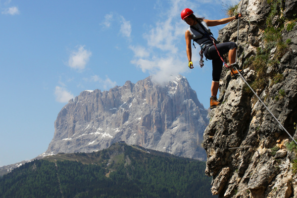 悬崖峭壁上的攀岩运动员图片
