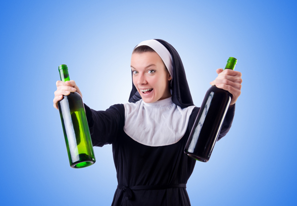 拿着酒瓶的修女图片