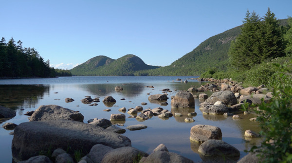 蓝天下岩石散落在在湖中