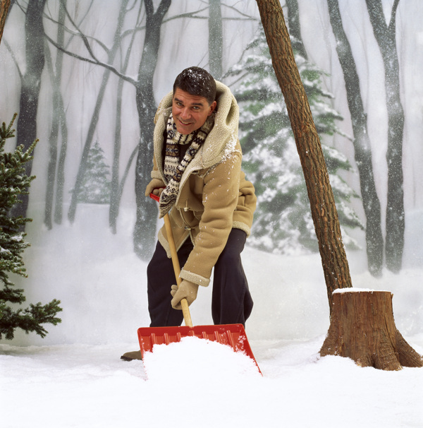 清理雪的男人图片