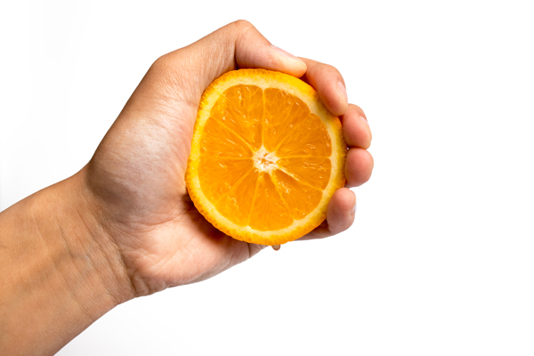 手挤橙子的画面素材