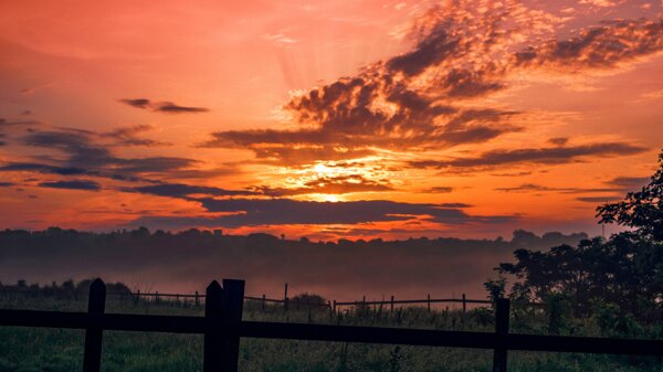 牧场夕阳天空云彩风景图片