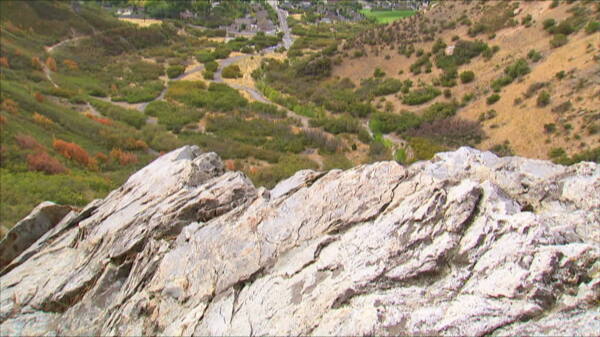 登山者到达岩石露头上股票的录像