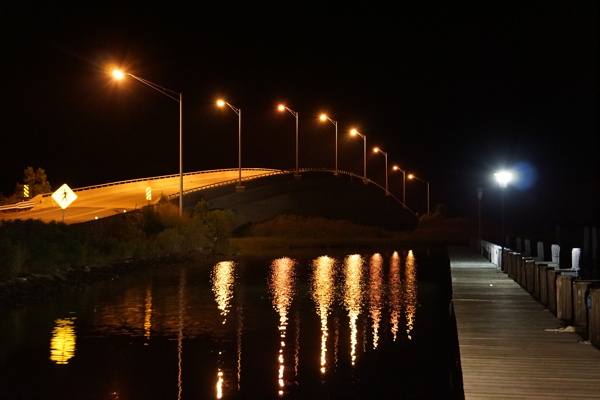 大桥小湖夜景路灯