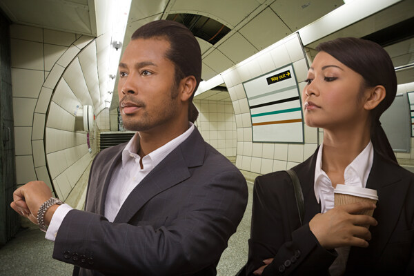 等地铁的成功男人和白领美女图片