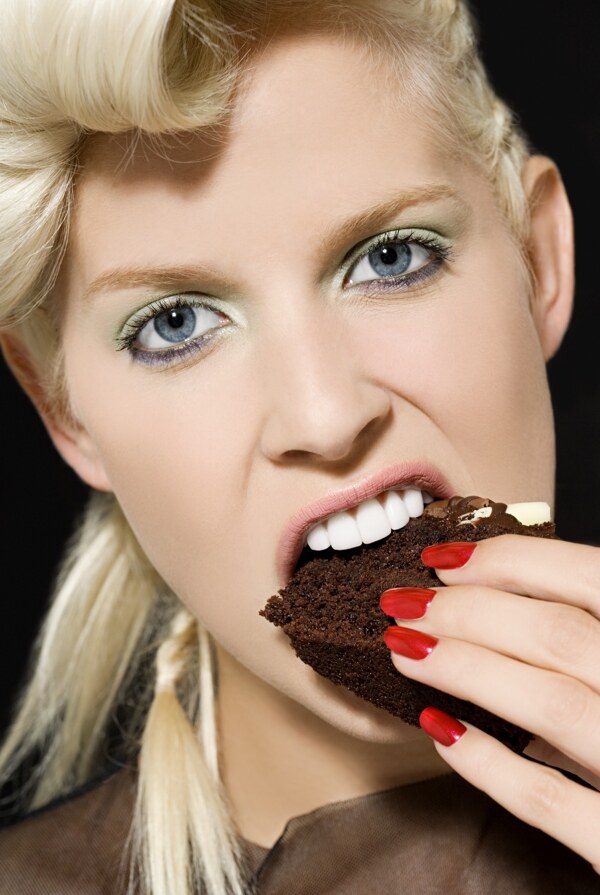 外国美女吃巧克力图片