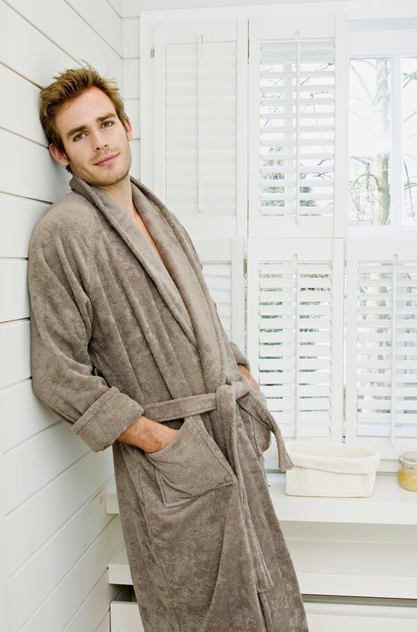 浴室里的睡衣男人图片