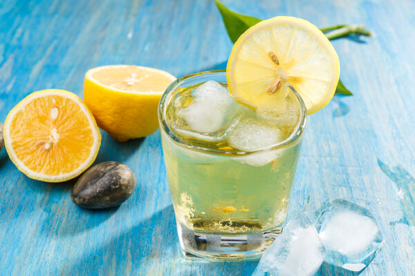 柠檬茶冰块饮料夏季背景蓝色素材