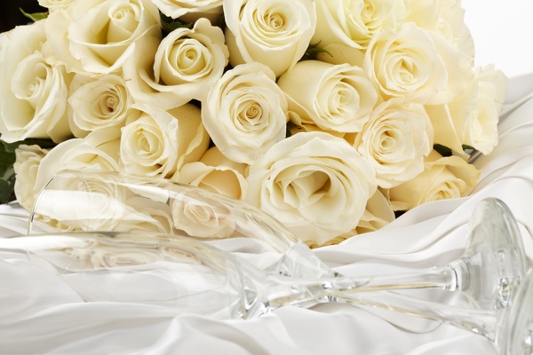 高脚杯与白色玫瑰