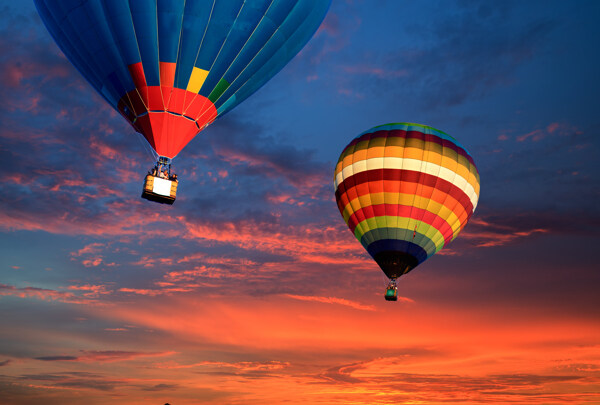 黄昏天空中的热气球图片