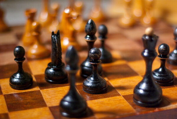棋盘上的国际象棋棋子摄影图片