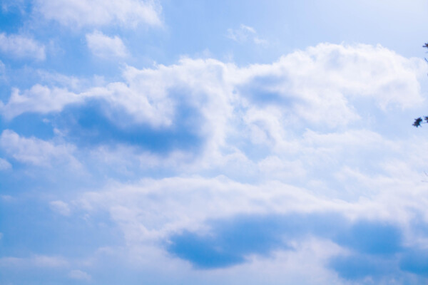 白云朵朵蓝色天空背景