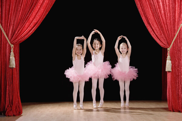 舞台上跳芭蕾的小女孩图片