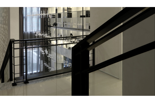 现代时尚客厅黑色楼梯扶手室内装修效果图