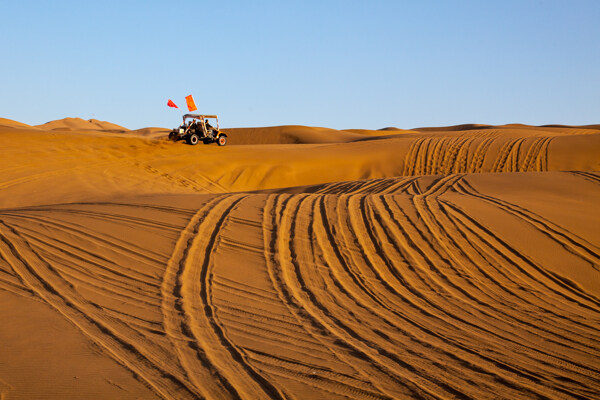 新疆库木塔格沙漠摩托图片
