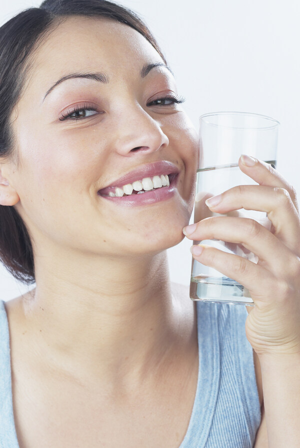 喝水的健康女人图片