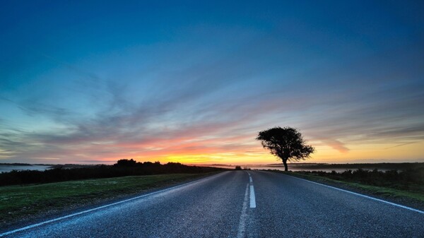 夕阳下的公路风景图片