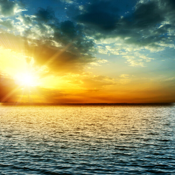 海面上的日落风景图片