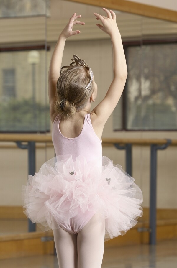 正在练习芭蕾的外国小女孩图片
