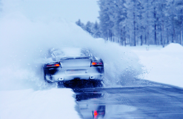 雪地上奔馳的轎車圖片