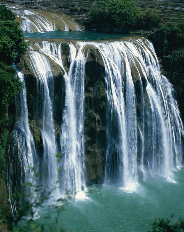 高山瀑布流水景观图片