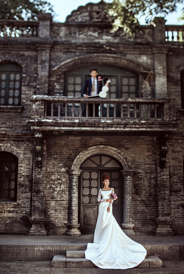 欧式古建筑拉小提琴的新娘图片
