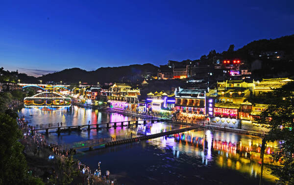 高清河畔古城夜景图片