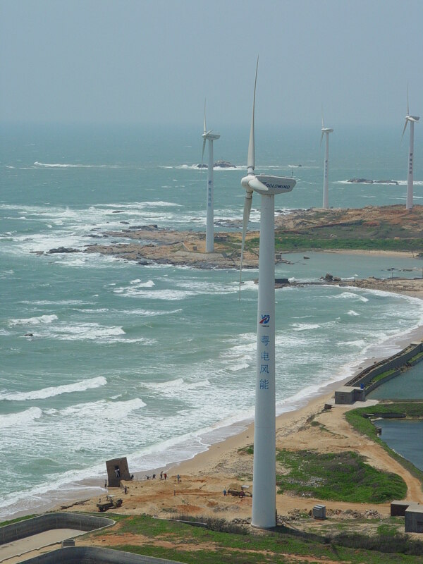 海边风力发电机组图片