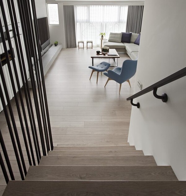 现代客厅楼梯木制扶手室内装修效果图