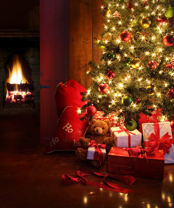美丽的圣诞树与礼物盒图片