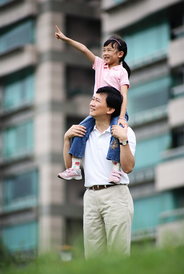 現(xiàn)代都市家庭幸福家庭一家三口野外渡假戶外生活美滿生活