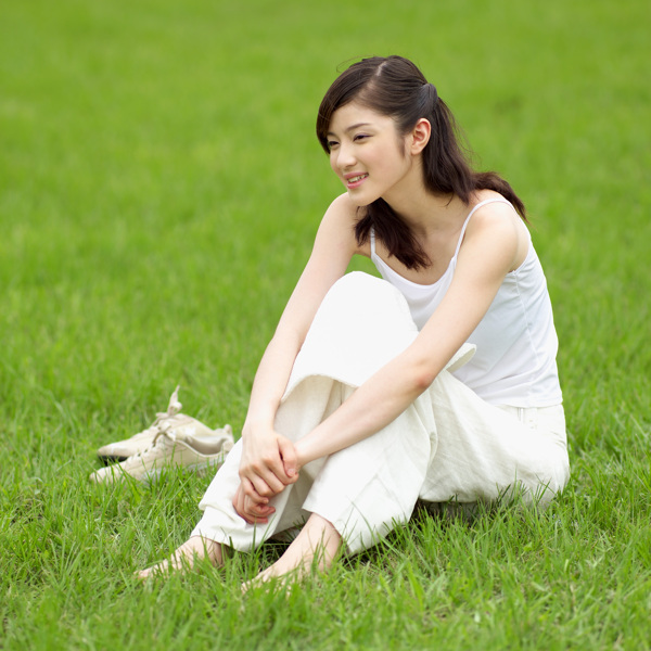 坐在草地上的美女圖片