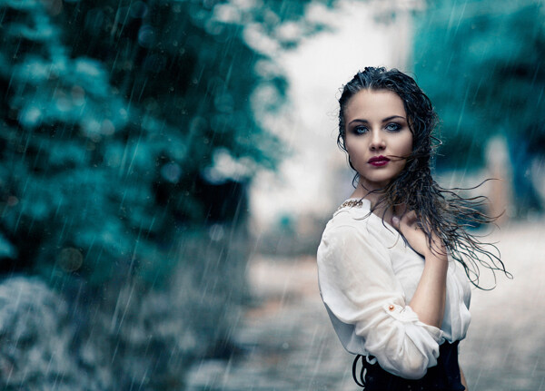 雨中美女圖片
