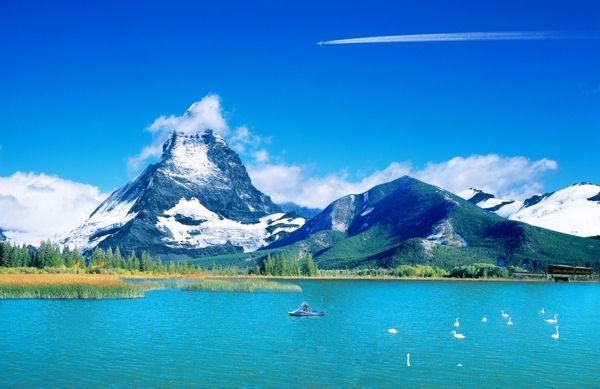 雪山湖泊风光图片