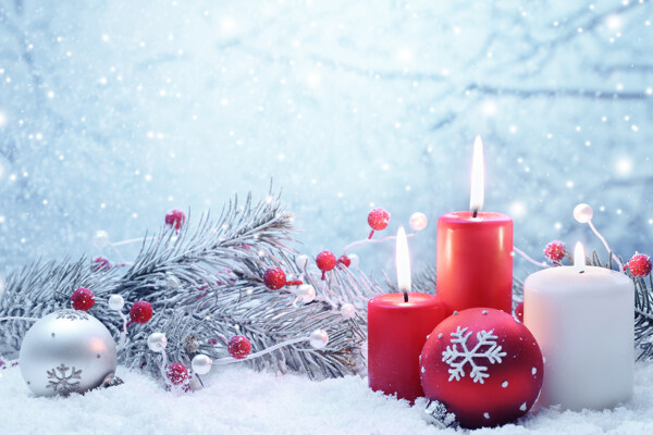 雪地上的圣誕球與蠟燭圖片