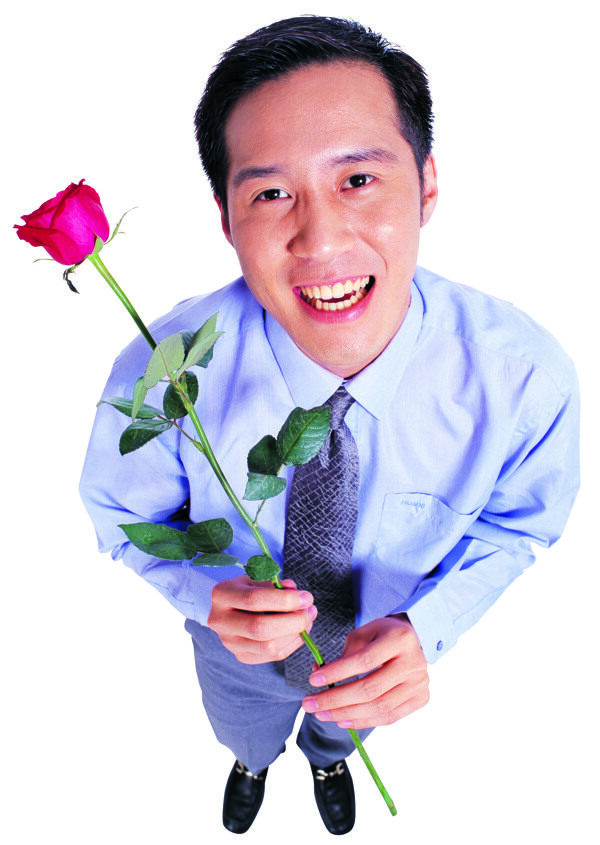 拿着一枝玫瑰花的男人图片