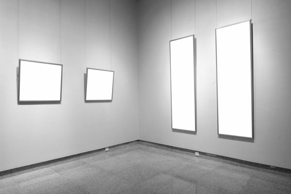 展览馆墙壁上的空白展板图片