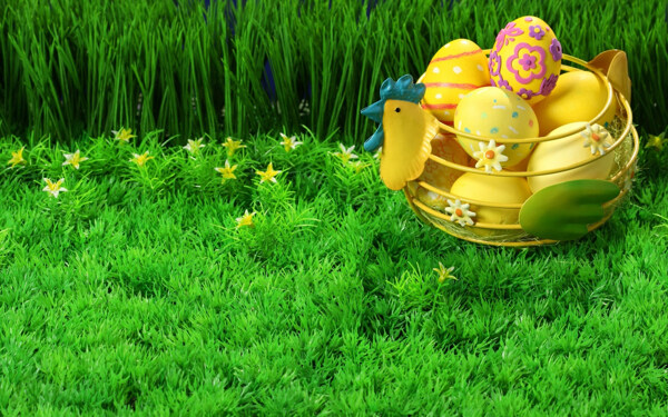 草地上的一篮子彩蛋